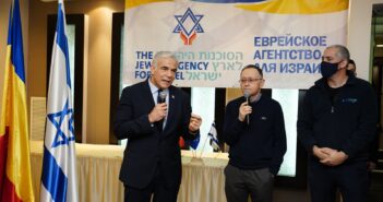 Israeli Foreign Minister Yair Lapid visits Jewish Agency for Israel aliyah center in Romania, meets Jewish Ukrainian refugees