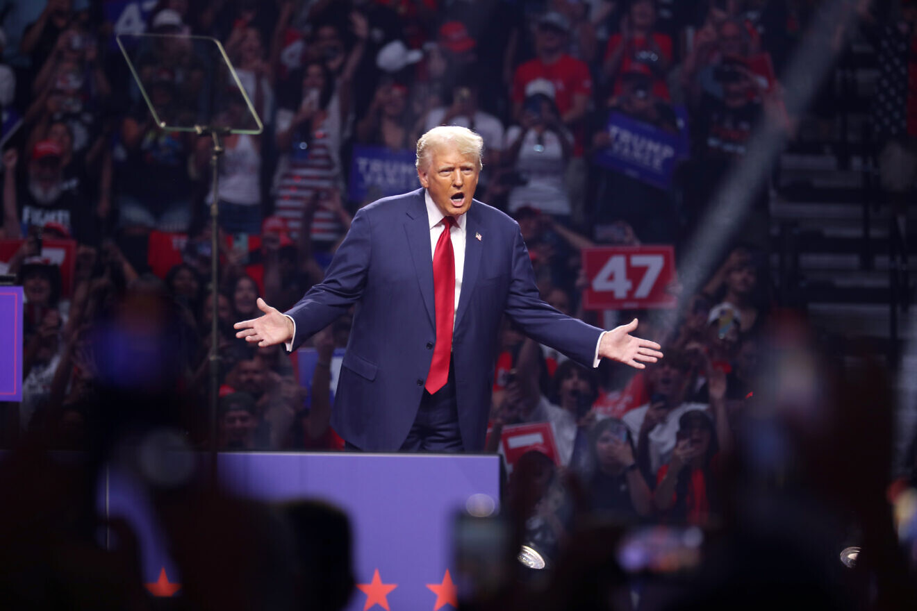 At rally, Trump calls Chicago shooting of Orthodox Jewish man