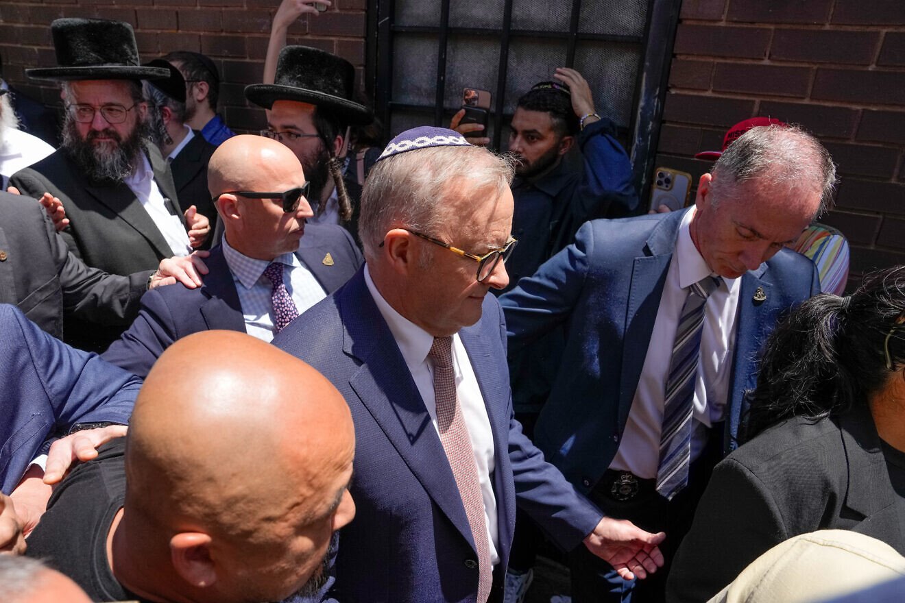 Israeli, Jewish leaders slam arson, restaurant attacks in Melbourne