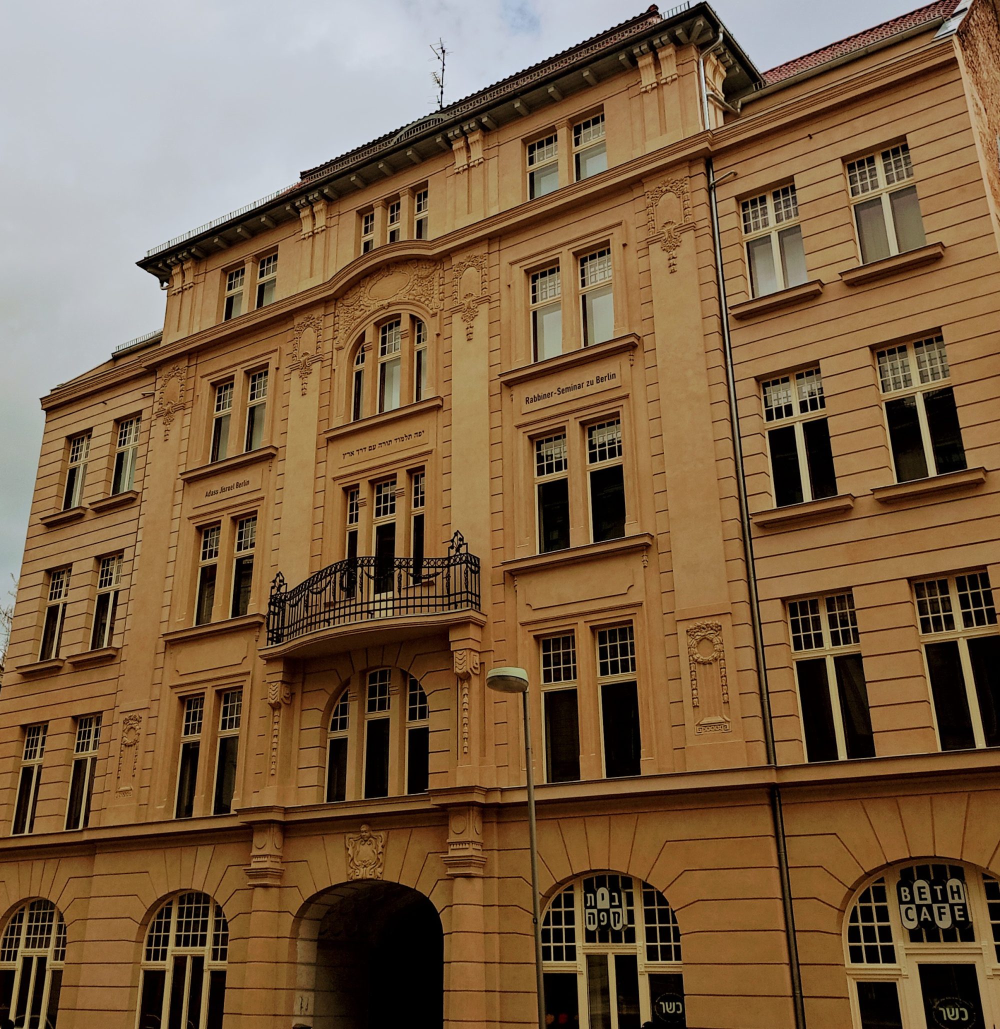 Berlin Jew ‘threatened’, shown Nazi salute en route to prayer