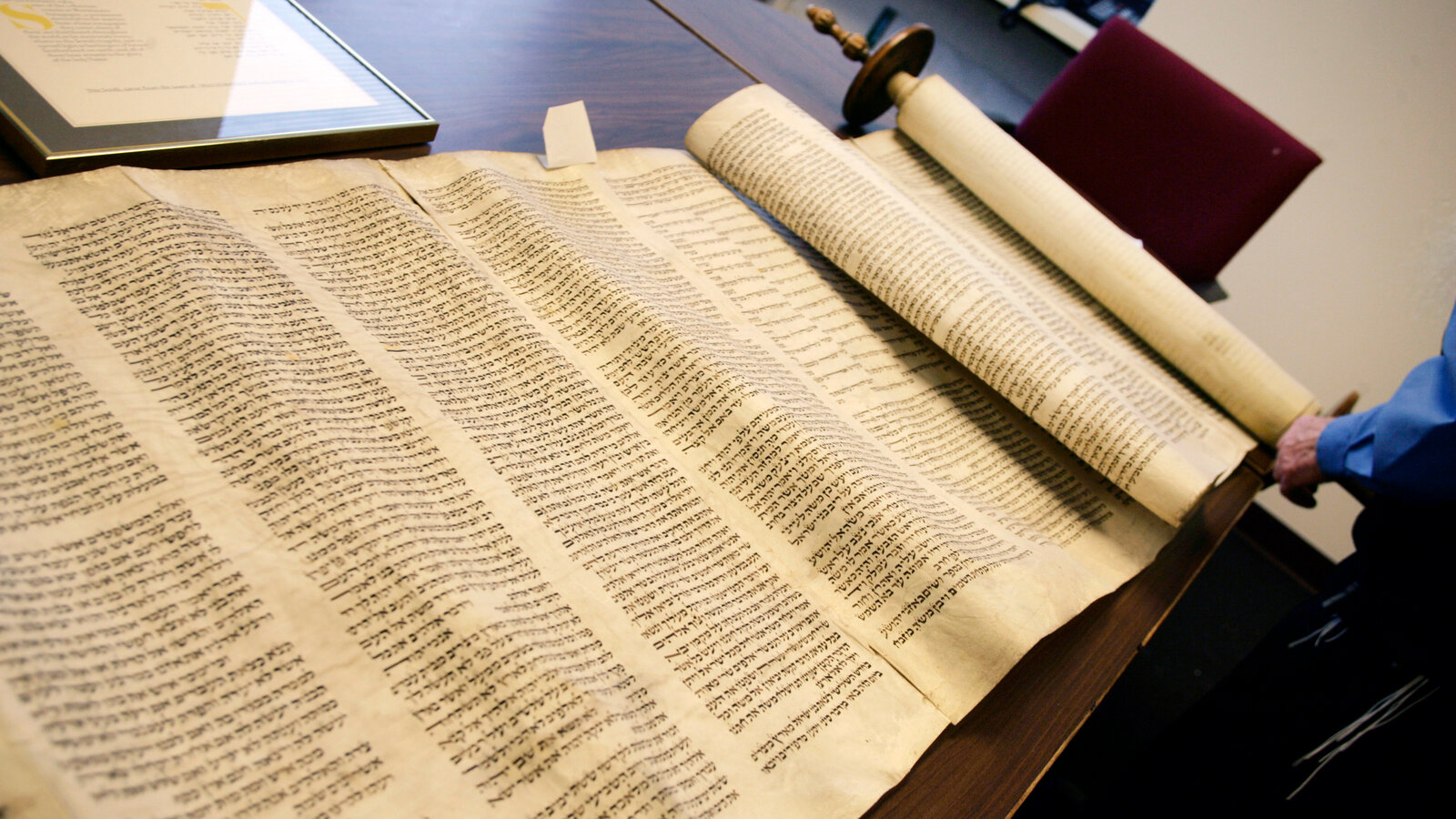 Valuable Torah scrolls stolen from Paris-area synagogue